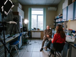 Съемка интервью в лаборатории структурно-функциональной организации хромосом ИБГ РАН. Фото: Ольга Мерзлякова / «Научная Россия»