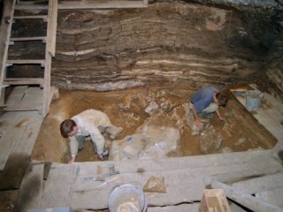 Раскопки в Денисовой пещере в 2010 году. Фото: Олег Богданов