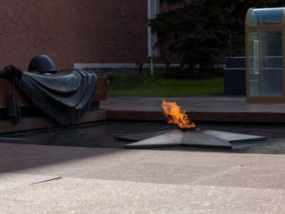 Вечный Огонь и Могила Неизвестного Солдата в Александровском саду в Москве. Фото: Ольга Мерзлякова / «Научная Россия»