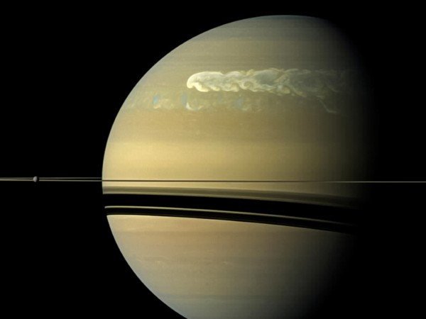Белые пятна на Сатурне могут быть вызваны водой
