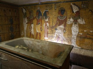 Похоронена ли Нефертити вместе с Тутанхамоном