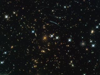 «Хаббл» сфотографировал скопление галактик PLCK G004.5-19.5