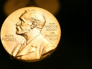 Нобелевскую премию по химии вручили за исследование эволюции ферментов и антител