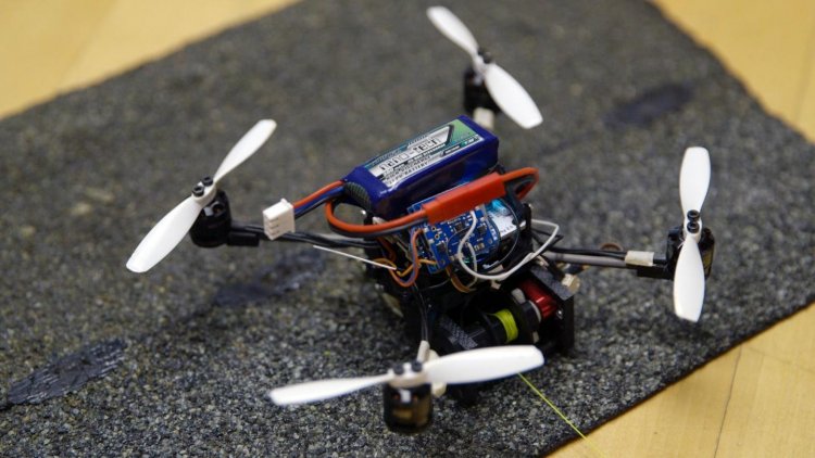 Ученые создали уникальные «лапки геккона» для миниатюрных летающих роботов