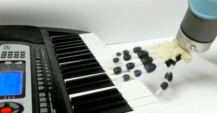 Ученые напечатали на 3D-принтере руку-робота, которая играет на пианино
