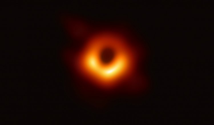 Получен первый в истории снимок сверхмассивной черной дыры