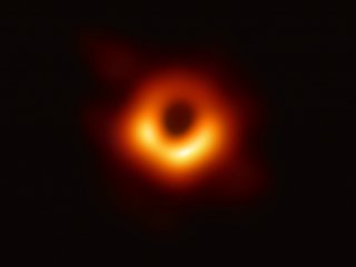 Получен первый в истории снимок сверхмассивной черной дыры