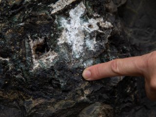 Гидротермальные полости в лавах, заполненные эпидотом, карбонатом, турмалином, кварцем