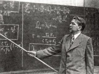 С.И. Вавилов выступает с докладом на научном семинаре, 1943 год