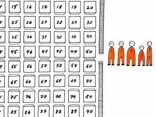 Заключенные перед комнатой со 100 ящиками. Источник: Софья Тэвдой для «Научной России»