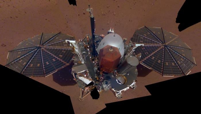 Это первое полноценное селфи аппарата NASA InSight на Марсе. На нем видны солнечные панели и палуба аппарата. На верхней части палубы расположены научные приборы, штанги метеорологических датчиков и антенна UHF. Фото: NASA/JPL-Caltech