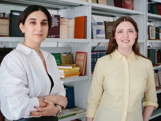 Руководительница CAR-T-направления НМИЦ гематологии Минздрава России Аполлинария Боголюбова-Кузнецова и корреспондент портала «Научная Россия» Янина Хужина. Фото: Ольга Мерзлякова / «Научная Россия»