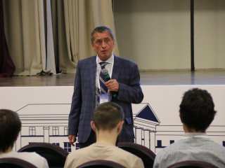 В.А. Рябов на открытии Школы