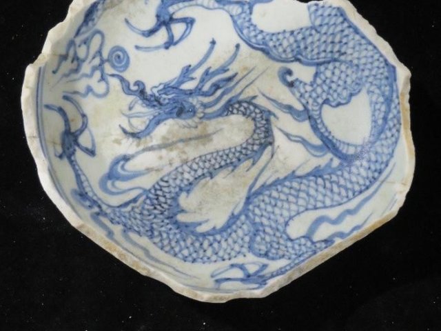 Фрагменты сине-белой фарфоровой чаши династии Юань с изображением дракона внутри, XIV век. Фото: DR MICHAEL FLECKER / KeAi Communications Co., Ltd.