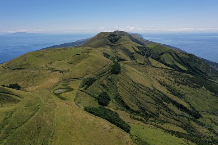Остров Сан-Жоржи, снятый с дрона. Часть острова поднялась на 6 см, что подтверждает проникновение магмы в верхние слои земной коры. Фото: Ricardo Ramalho / University College London