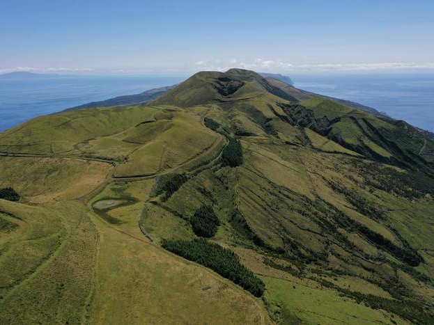 Остров Сан-Жоржи, снятый с дрона. Часть острова поднялась на 6 см, что подтверждает проникновение магмы в верхние слои земной коры. Фото: Ricardo Ramalho / University College London