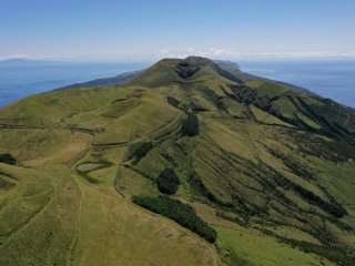 Остров Сан-Жоржи, снятый с дрона. Часть острова поднялась на 6 см, что подтверждает проникновение магмы в верхние слои земной коры. Фото: Ricardo Ramalho / University College London