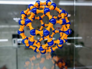 Новая эпоха в химии: от ИИ-помощников до 3D-печати. Интервью с академиком Валентином Ананиковым. Фото: Ольга Мерзлякова / «Научная Россия»
