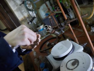Загрузка автоклава для проведения каталитических реакций. Фото: Елена Либрик / «Научная Россия»