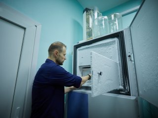 Препараты мРНК хранят в низкотемпературных холодильниках. Фото: Елена Либрик / «Научная Россия»