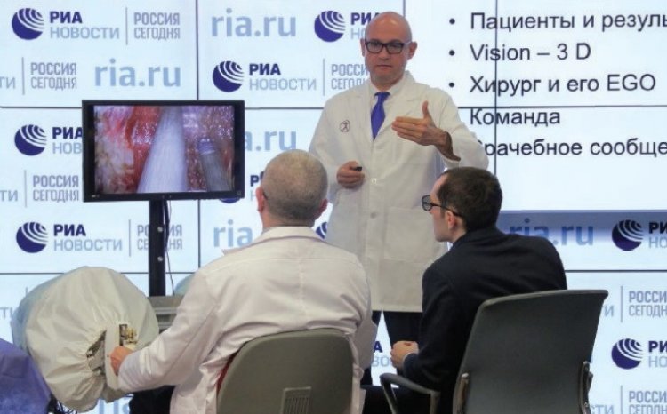 На презентации в МИА «Россия сегодня» первый российский робот-хирург прооперировал тушку десятикилограммовой индейки