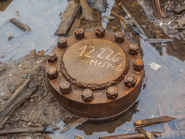 (Кольская сверхглубокая скважина в 1997 году занесена в Книгу рекордов Гиннесса как самое глубокое вторжение человека в земную кору. Была также самой длинной скважиной в мире до 2008 года, когда её обошла пробуренная под острым углом к поверхности земли нефтяная скважина Maersk Oil BD-04A (12 290 м, нефтяной бассейн Аль-Шахин, Катар). – прим. НР)Источник: SeaNews