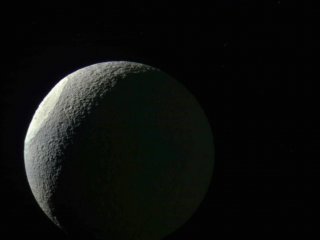 Появился новый снимок гигантского кратера на Тефии, спутнике Сатурна