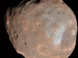 Рытвины на Фобосе не связаны с притяжением Марса