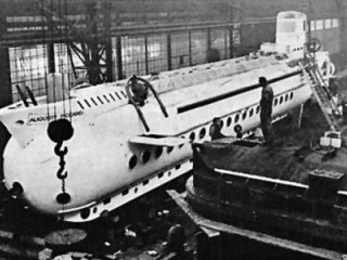 27 февраля 1964 года. Спущена на воду первая пассажирская субмарина