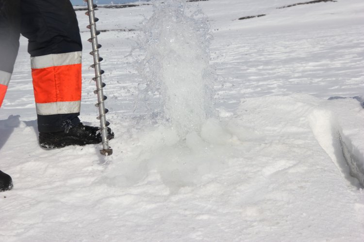 Фонтан газирующего рассола на архипелаге Северная Земля. Фото: Никита Демидов