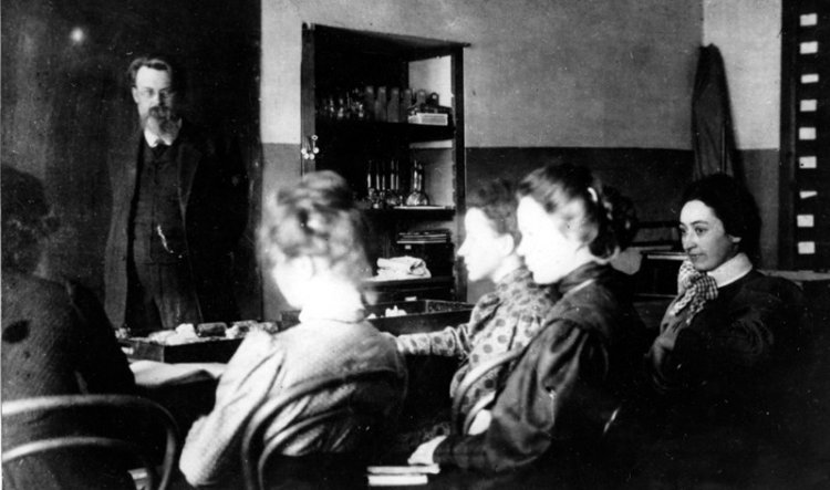 В.И. Вернадский преподаёт минералогию на Высших женских курсах, 1905 г.