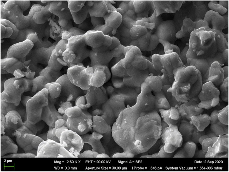 Снимок со сканирующего электронного микроскопа образца на основе бария, лантана, индия и кислорода