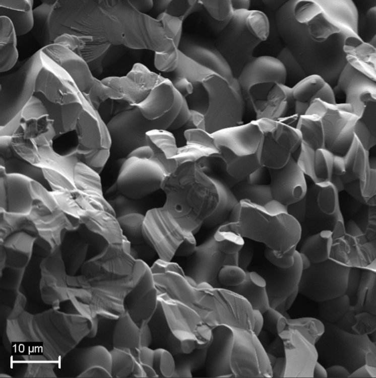 Изображения изломов пористого диоксида титана. Сканирующий электронный микроскоп (увеличение 1000)