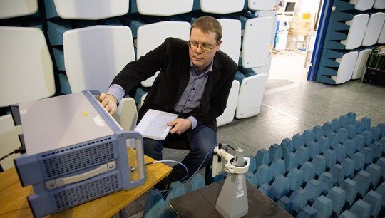 Алексей Коротков в безэховой камере проверяет материал на электродинамические свойства. Фото: Родион Нарудинов