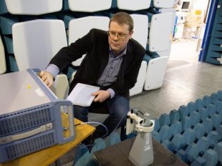 Алексей Коротков в безэховой камере проверяет материал на электродинамические свойства. Фото: Родион Нарудинов