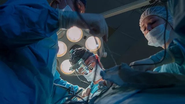 Хирург проводит операцию. Источник: Сергей Гунеев / РИА Новости