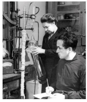 С.Е. Бреслер и М.В. Гликина в лаборатории