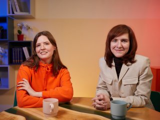 Корреспондент портала «Научная Россия» Янина Хужина и профессор Сколтеха Екатерина Храмеева. Фото: Елена Либрик / «Научная Россия»