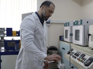 А.Л. Слонов смешивает химические вещества. Фото: руководитель Медиа-центра КБГУ Армина Владимировна Каспарова