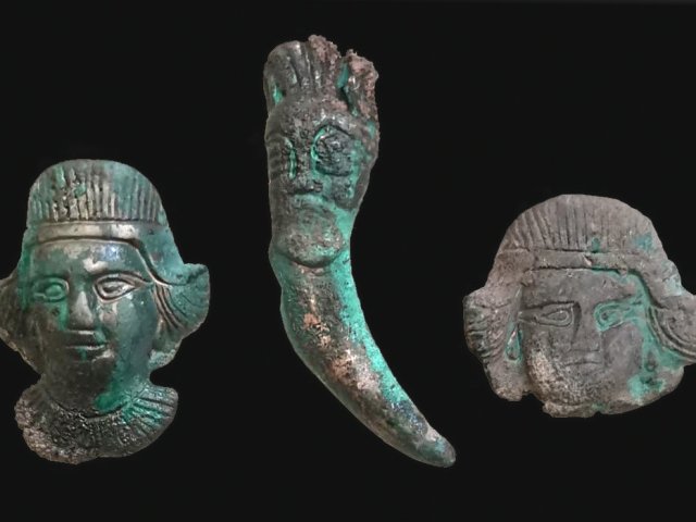 Распределители ремней в виде бронзовых бляшек с личинами и бронзовая подвеска. Источник фото: Институт археологии РАН 