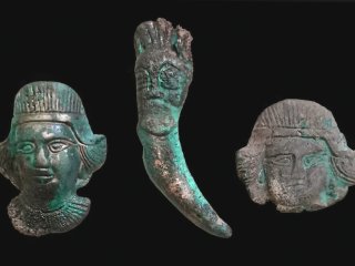 Распределители ремней в виде бронзовых бляшек с личинами и бронзовая подвеска. Источник фото: Институт археологии РАН 