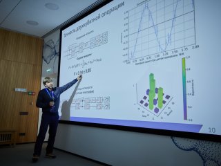 На фотонах и нейтральных атомах: журналистам показали квантовые вычислители МГУ. Фото: Елена Либрик / «Научная Россия»