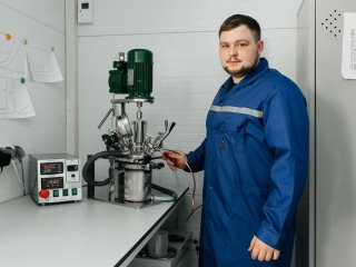 Инженер-исследователь молодежной лаборатории газовых гидратов ТПУ Кирилл Витальевич Виногродский. Фото: Александр Волков / пресс-служба Томского политехнического университета