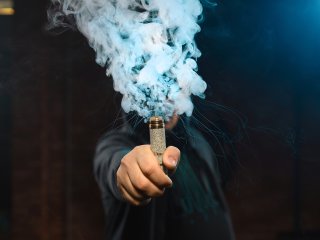 Даже кратковременное использование электронных сигарет повреждает легкие. Фото: arthurhidden / magnific.com