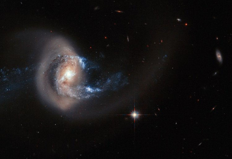Телескоп Хаббл зафиксировал процесс слияния галактик