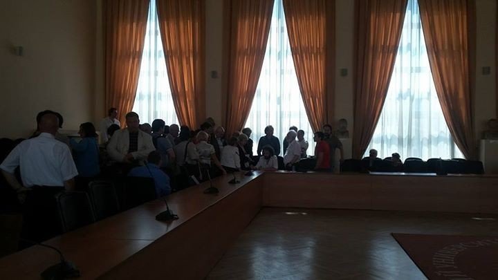 Ректор и проректор РГГУ сбежали от преподавателей и неприятных вопросов