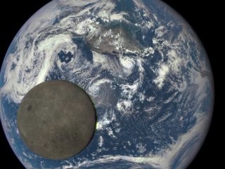 Новые снимки обратной стороны Луны на фоне Земли