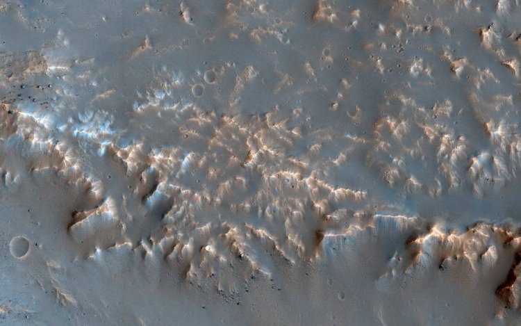 История возникновения склонов кратеров на Марсе оказалась очень запутанной