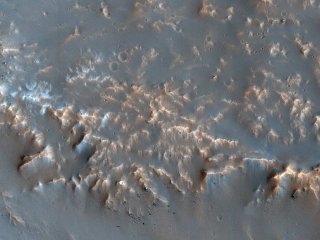 История возникновения склонов кратеров на Марсе оказалась очень запутанной