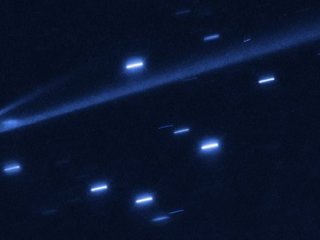 «Хаббл» увидел саморазрушающийся астероид с двумя хвостами
